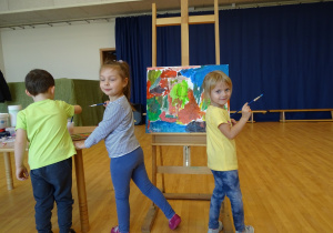 09 Dzieci malują obraz dominuje kolor nieba